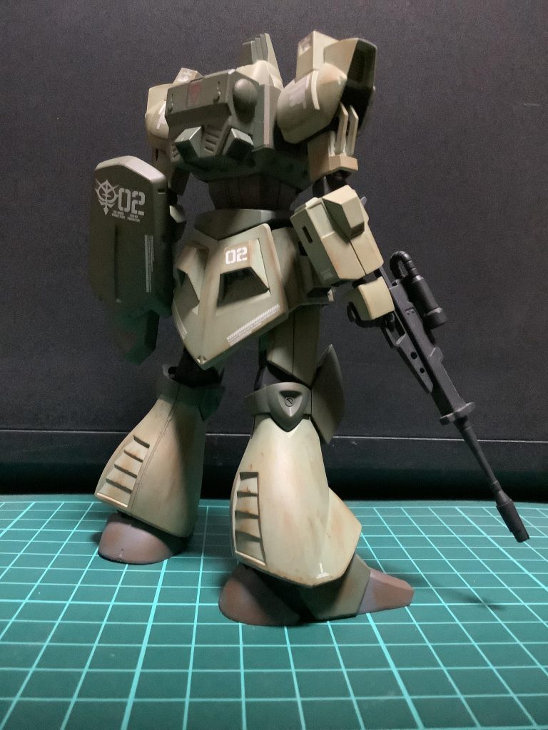 後ろから一枚。残党軍の機体なので、外装の整備があまり行き届いておらず、錆だらけです。今回のウェザリングは、出来るだけ自然な錆を意識して行いました。ポフポフしてる時が一番楽しい(笑)また、ジオン機らしくグリーン系のカラーリングにしています。ゲルググカラーよりは自然な感じがします。