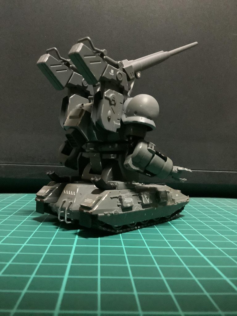 後ろから一枚。上半身は、ほぼオリジン版の機体で構成されています。バックパックは、ザクIをベースにガンキャノン初期型を組み合わせた物になります。なので、バックパックの換装も出来る仕様です。また、バックパックには射撃時の反動を相殺するためにスラスターが1機搭載されています。これは、大口径キャノン砲を射撃した際に反動で機体が横転する寸前まで後ろに傾いたため、取り付けられた物になります。なので、射撃時以外は基本的にスラスターを吹かすことはありません。