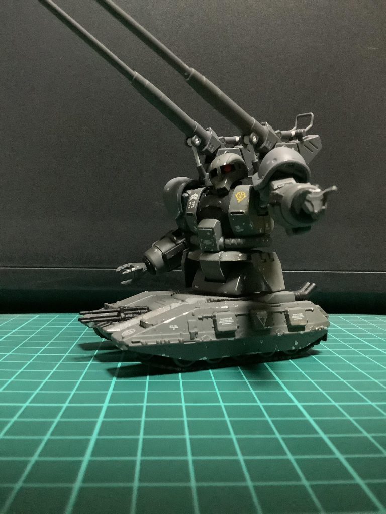 前腕はオリジン版グフの物を使用し、作業用の機体だった名残を残しています。マニピュレーターはガンキャノン初期型の物で、オリジンにザクタンクが出てくる時は、きっとこんな感じなのだろうと想像して選択しました。胴体部モビルパイプは、メッシュ状になっている物を選びました。何の機体のものだったかは、忘れてしまいました。゚(゚´ω`゚)゚。