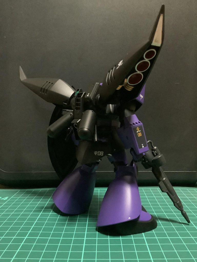 後ろから一枚。見るからに巨大なバインダーですね。バインダー内のバーニアは、一旦モザンレッドで塗装した後に裏返し、フラットブラックではみ出た赤い部分を黒塗りし、縁をシャインシルバーで塗装しました。バーニア基部はゴールドで塗装し、メカメカしさを演出しています。