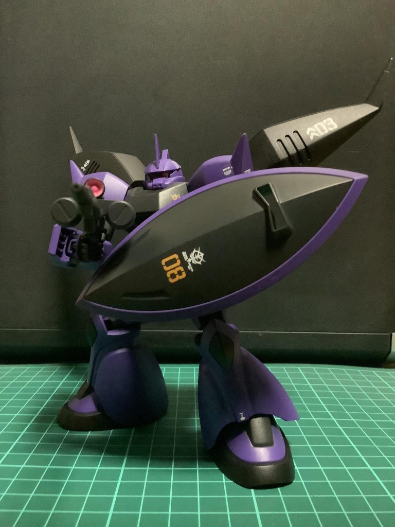 武装は、ビームナギナタにビームガトリングと、ガンダムフラウロスのライフルを組み合わせた試作型ビームライフルを装備。そしてバックパックにビームランサーを装備し、固定武装として前腕部にビーム砲を搭載しています。試作型ビームライフルは、ビームの威力と速射性の両立を目指して設計された物という設定です。また、このライフルにはモードセレクターが搭載され、ライフルモードとマシンガンモードが存在し、ライフルモードは高威力のビームを、マシンガンモードは威力は少し下がるものの、高速でビームを連射出来るものです。