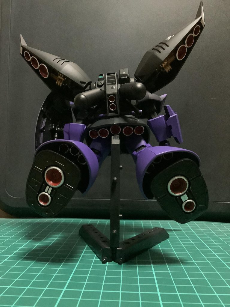 ゲルググウェルテクスは、バーニアの数が結構あるので目立たせるために全てのバーニアを、バインダー内のバーニアと同じ塗装を施しています。バックパックの小さいものと、足裏のものは筆塗りしています。なかなか大変でしたが、満足な出来になりました(^^)