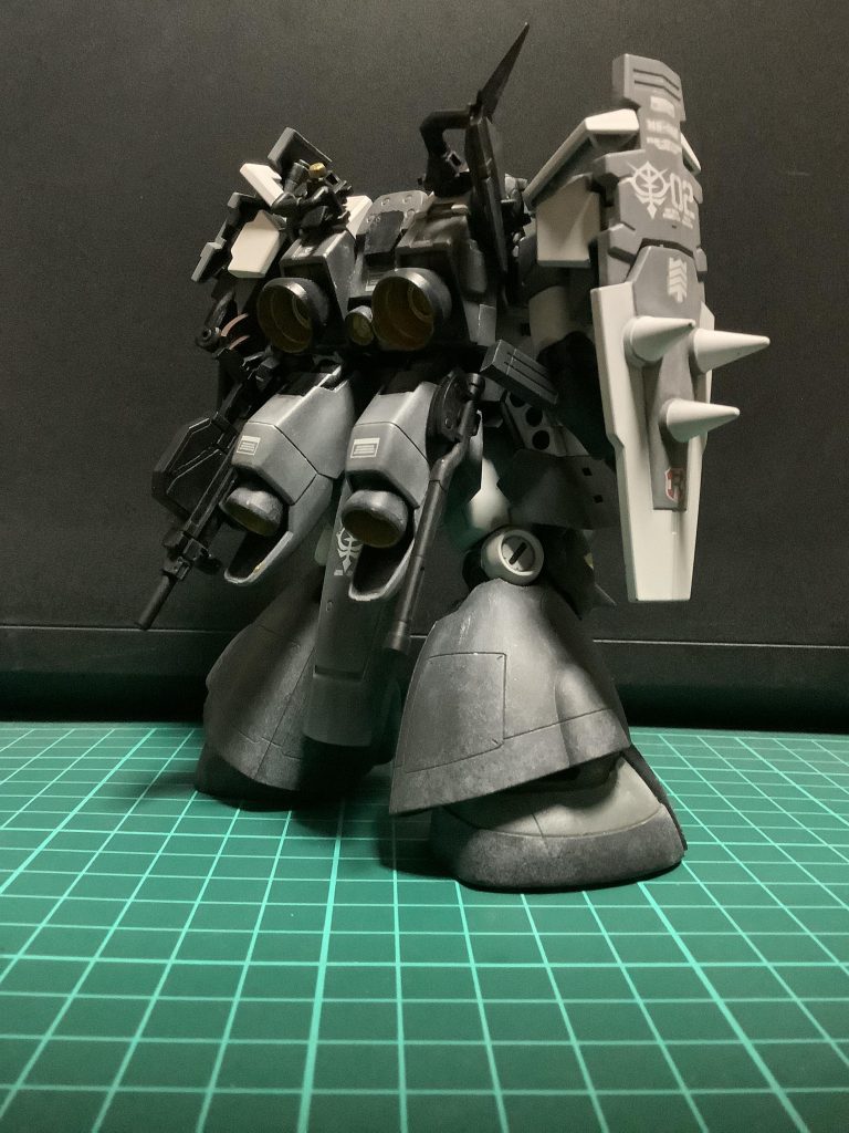 後ろから一枚。背部に装備していたガトリング砲はビームサーベルで切断されたため、オミットされました。また、バーニア内部をゴールドリーフで塗装しました。これは、前回いただいたコメントを参考にした物です。コメントしてくださり、ありがとうございます(^^)