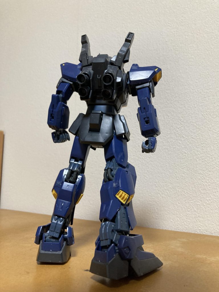 背面からの画像もまた美しい。背面が美しいモビルスーツにハズレは無いと思ってます。この頃から既にモビルスーツのデザインは完成されてますね。ただ…