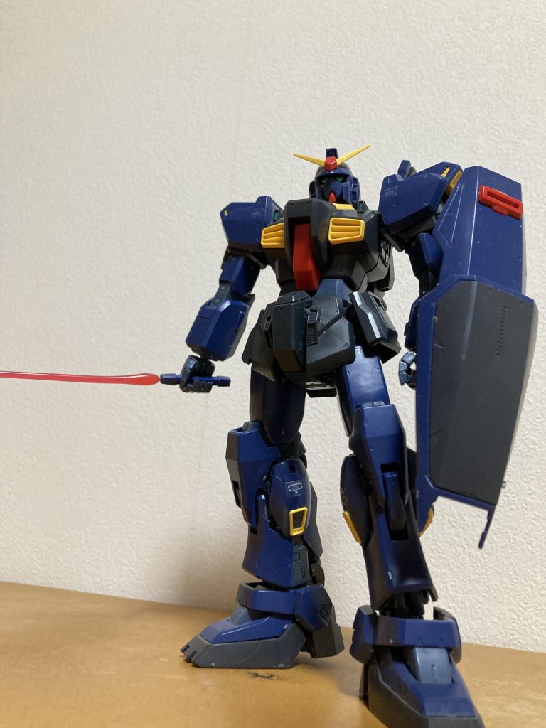 下から見上げるとモビルスーツの巨大さを表現できますね。長らく放置していたためビームサーベルが若干曲がってました。