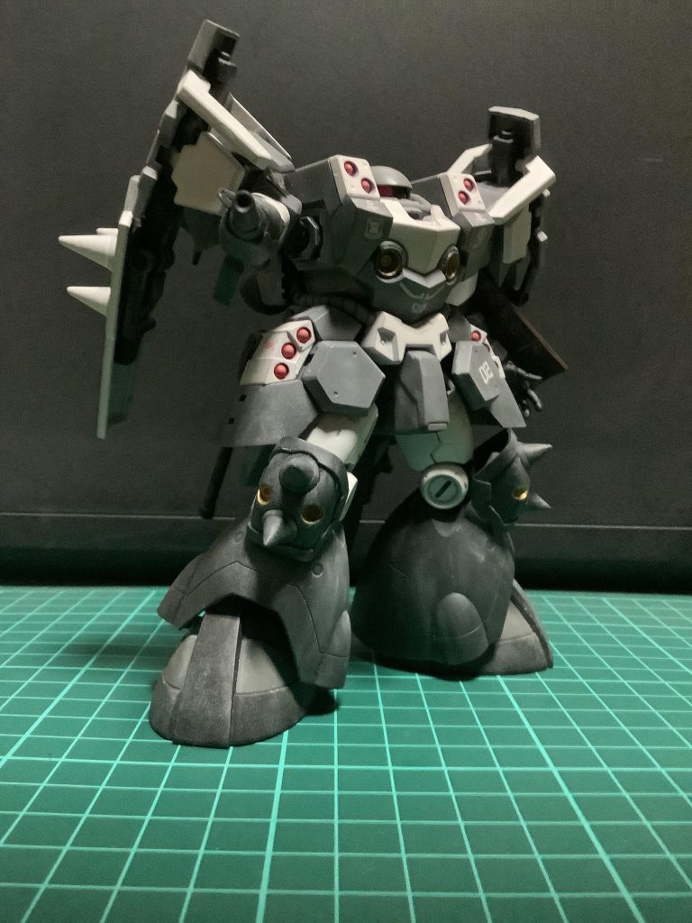 両腕をビームサーベルで切り落とされてしまったために、ドラッツェの前腕を移植して戦闘可能にした設定です。本体に対して腕が小さいですね(笑)また、左のシールドも下半分が破壊されたので、上半分だけが残っています。それを補うべく、ドラッツェのシールドで補完しています。その結果、ビーム兵器を使用する頻度が大幅に上がり、推力が落ちてしまいます。その対策として、ジェネレーターの出力を向上させ、ビーム兵器を同時使用しても機体がダウンしないように調整されました。