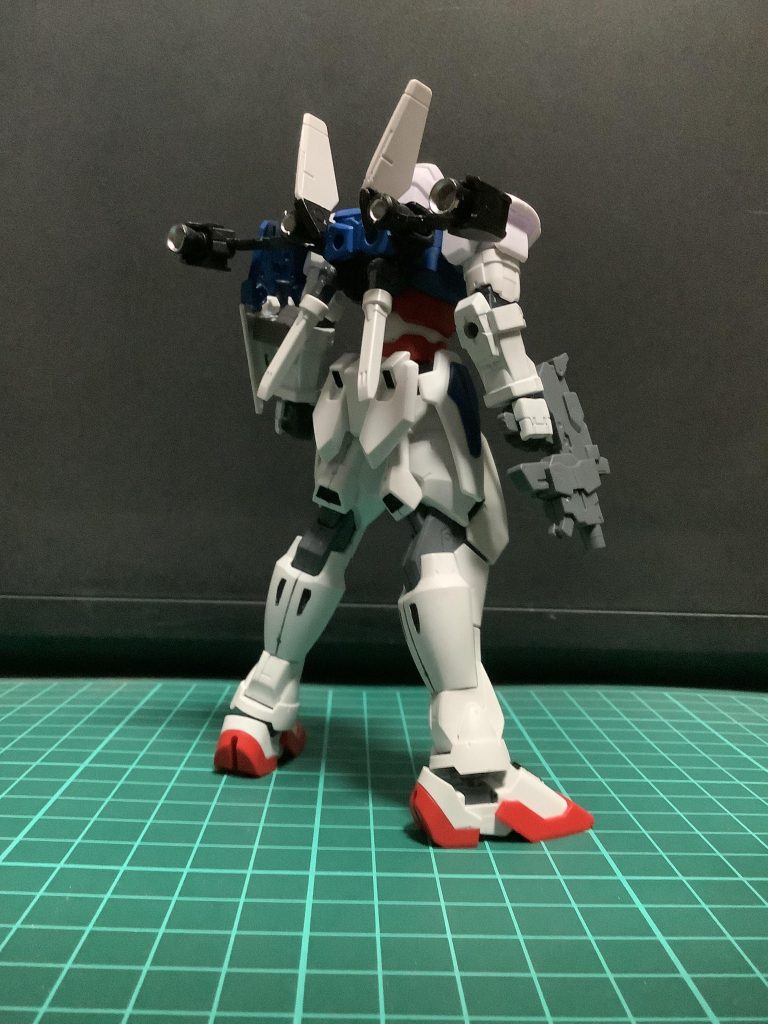 後ろから一枚。非常にシンプルですね(^^)今回のキモは、バックパックです。ビルドバーニングガンダムのバックパックをベースに、ダブルリベイクライフルのバックパックを付け足し、コアガンダムのビームサーベルを装備させてあります。また、スラスターは30MMの物を使用しています。