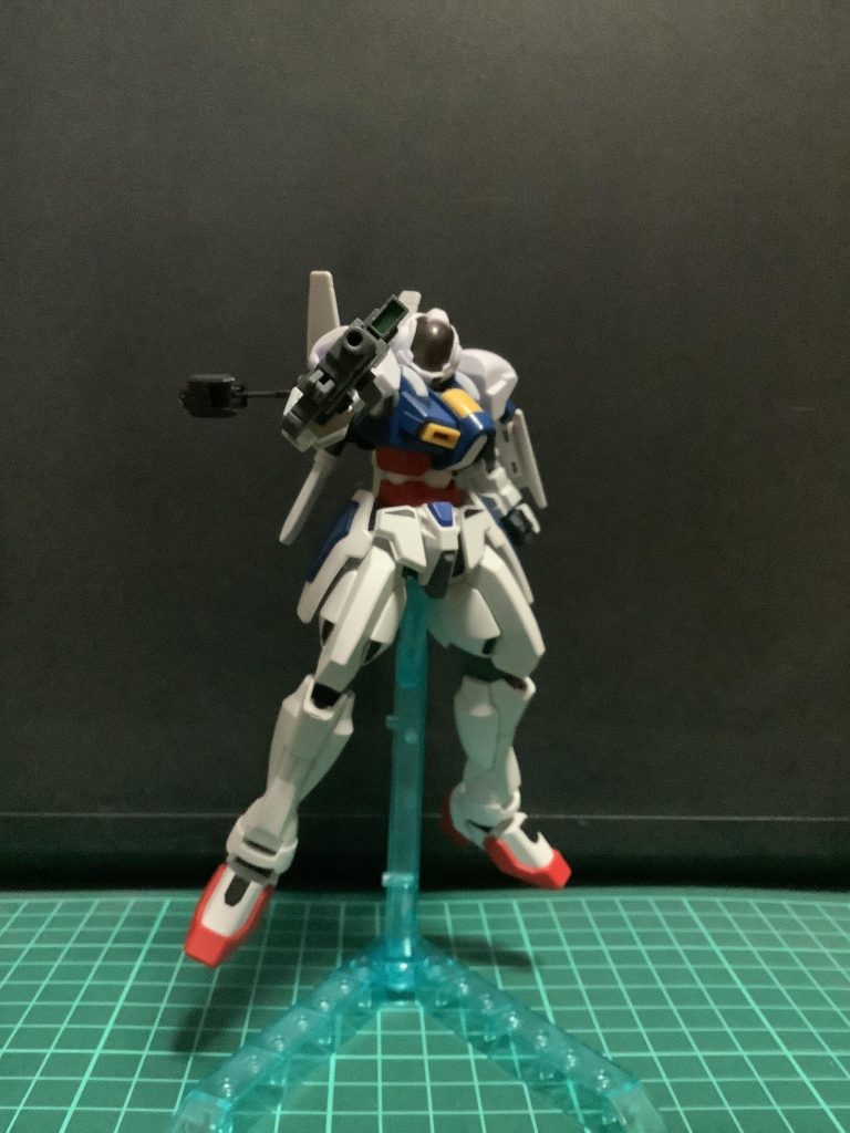 武装は、30MMのアルトについていたライフルと先述したビームサーベル、そして膝に装備しているニードルガンになります。練習機は、あまりゴテゴテしない方がそれらしくなりますね(^^)