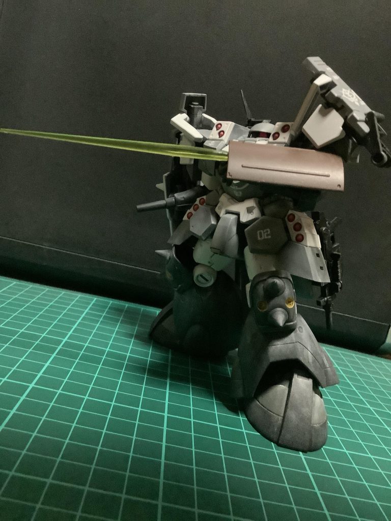 このように、シールドの下半分がもぎ取られています。ジオン残党軍の物資は限られているので、部品の新造も容易ではないのです。゚(゚´ω`゚)゚。ある物でなんとかするしかないので、使える物は何でも使うの精神ですね。゚(゚´ω`゚)゚。