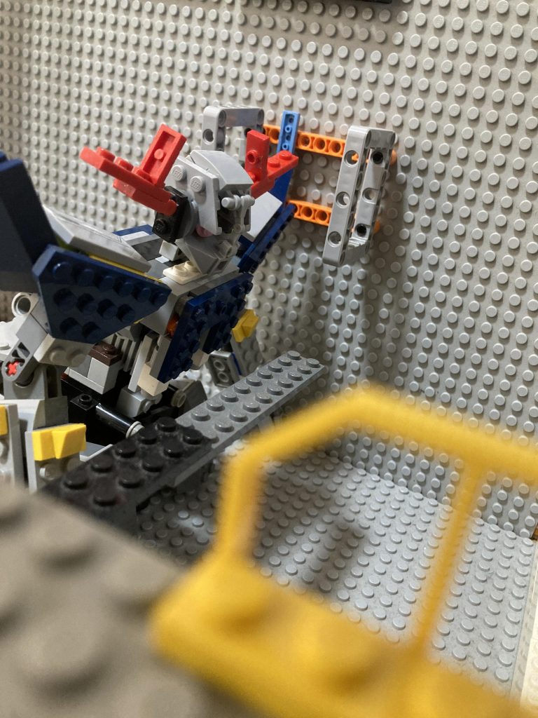 シャア「足がないが…」整備兵「あんなの飾りです。偉い人にはそれがわからんのですよ。」