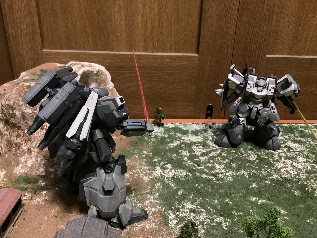 因縁のツーショットです。こう見ると、ヴァント・ザクリペアの方が不利なように見えてきますね(笑)2機の戦いがどうなるのかは、皆さんの想像にお任せします(^^)最後に、今回のテコ入れは、どうバランス良くパーツを入れ替えるかを模索していました。この形態の他にも案があったのですが、これが一番しっくり来る感じでした(^^)案が出揃うまでは、あーでもないこーでもないと悩んでいましたが、そこが楽しかったですね(笑)それでは今回はこの辺で。ご覧いただきありがとうございました!