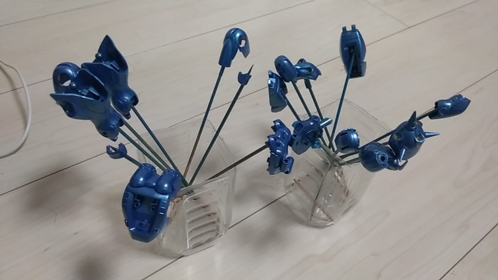 こんな感じの家に在るものアイテムを駆使して、スプレー塗装してます笑っ