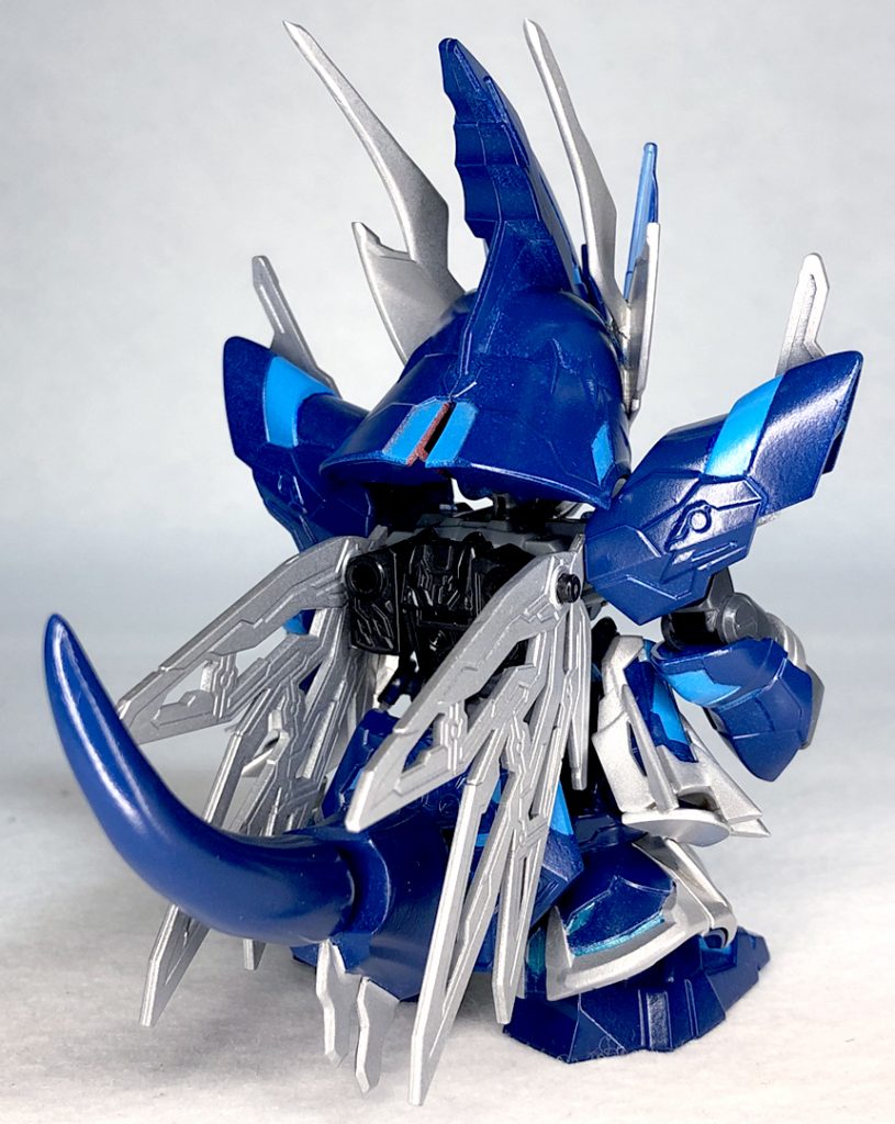 バックショットこの尻尾と羽は変形の時のお楽しみ♪これらの生物らしいモチーフも野性味が増してかっこいいです!