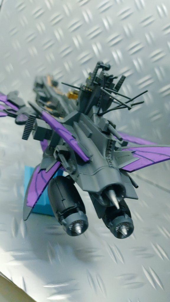 ハルバードは宇宙艦より普通の戦艦に近いデザインなのでそれっぽい塗装に…ハシゴや艦橋付近の柵は網戸の修理キットから切り取って接着しました針金で通信線の支柱も付けてみました