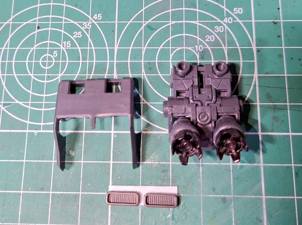 下のバーニアは使用せず、切り欠いで中が見えるように。