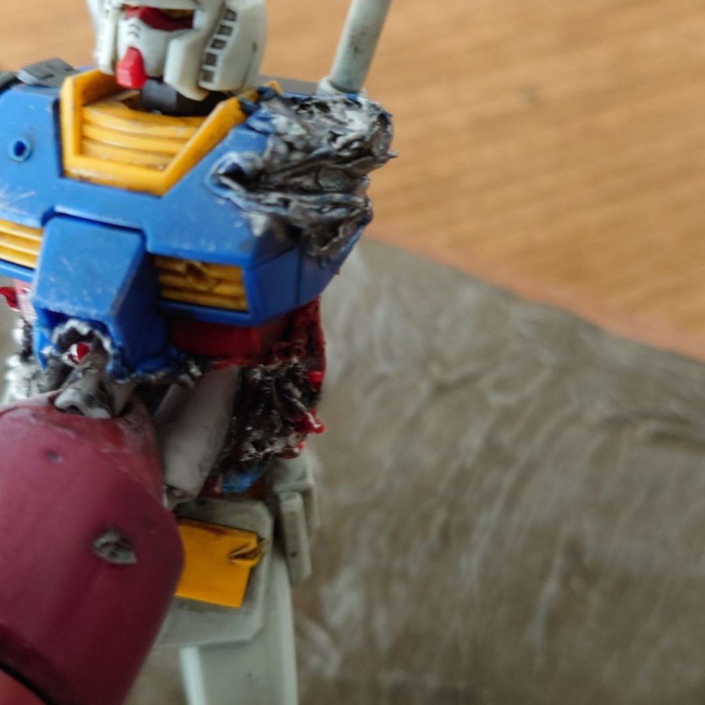 エントリーグレードの肩って個人的には見た目がイマイチだったので、お得意のハンダゴテ溶かしのランナー盛り。ついでに、アイアンネイルで左腕飛ばされたようにダメージ加工しました。