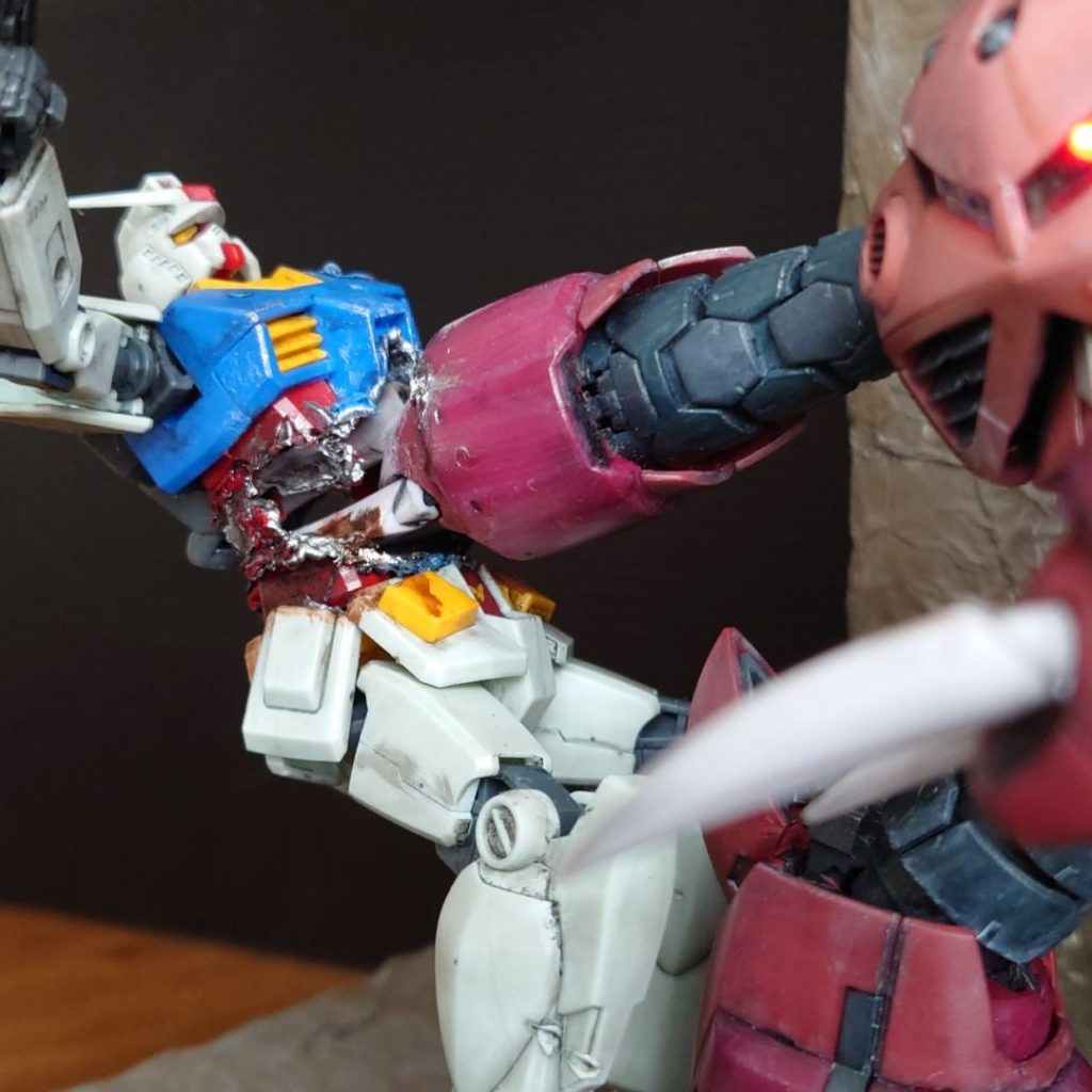 ズゴックのアイアンネイルが大きくて、アニメのように綺麗に突き破るのができない。ならガンダムの体を引き裂いちゃえ!!