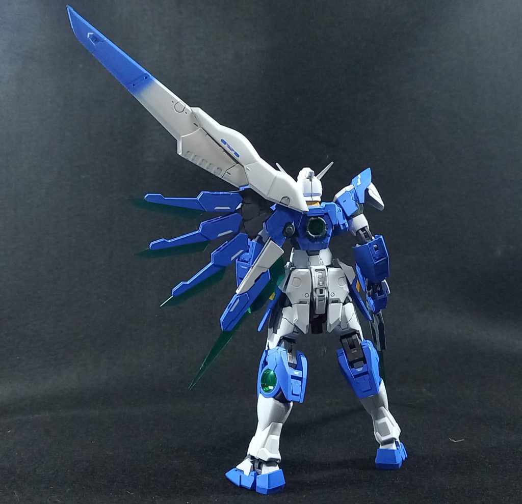 後ろから。デスティニーのウイングをベースに、クアンタのソードビットを配置してます。クアンタの様に方翼にしてあります。