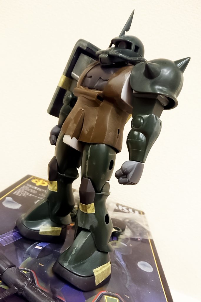 頭:塗装しやすいよう2.0と同じように分割しました。アンテナ取り付け位置以外は形状変更はしてません。体:緩やかなハの字カットとふんどし下部を3mmくらい延長してます。1mmほど位置を上げて組みやすいよう分割しました。腕:肩を詰めて正方形に近くしてあります。ハンドパーツは既製品を使い、シールドを重ねて厚くしています。足:そのままです。