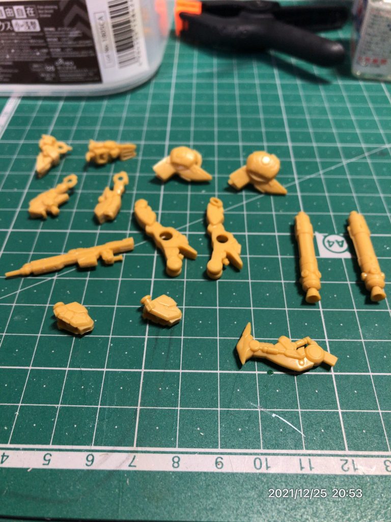 パーツが小さすぎて、合わせ目も消し切れませんでした。