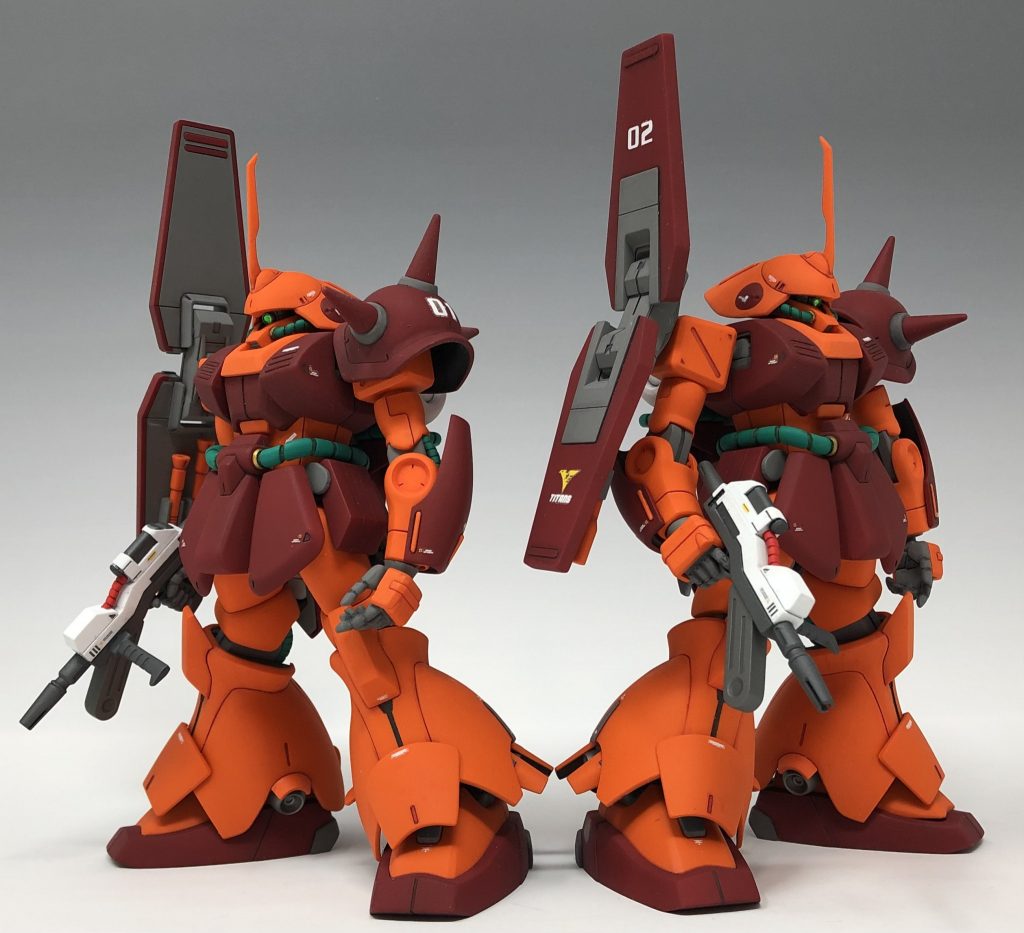 まずはバリュートパック無しの状態で。モノアイは可動化してあります。レンズ部分はWAVEさんのHアイズとHiQパーツさんの丸くカット済みのシールを使用する事で、どの角度から見ても光って見えるようになってます。