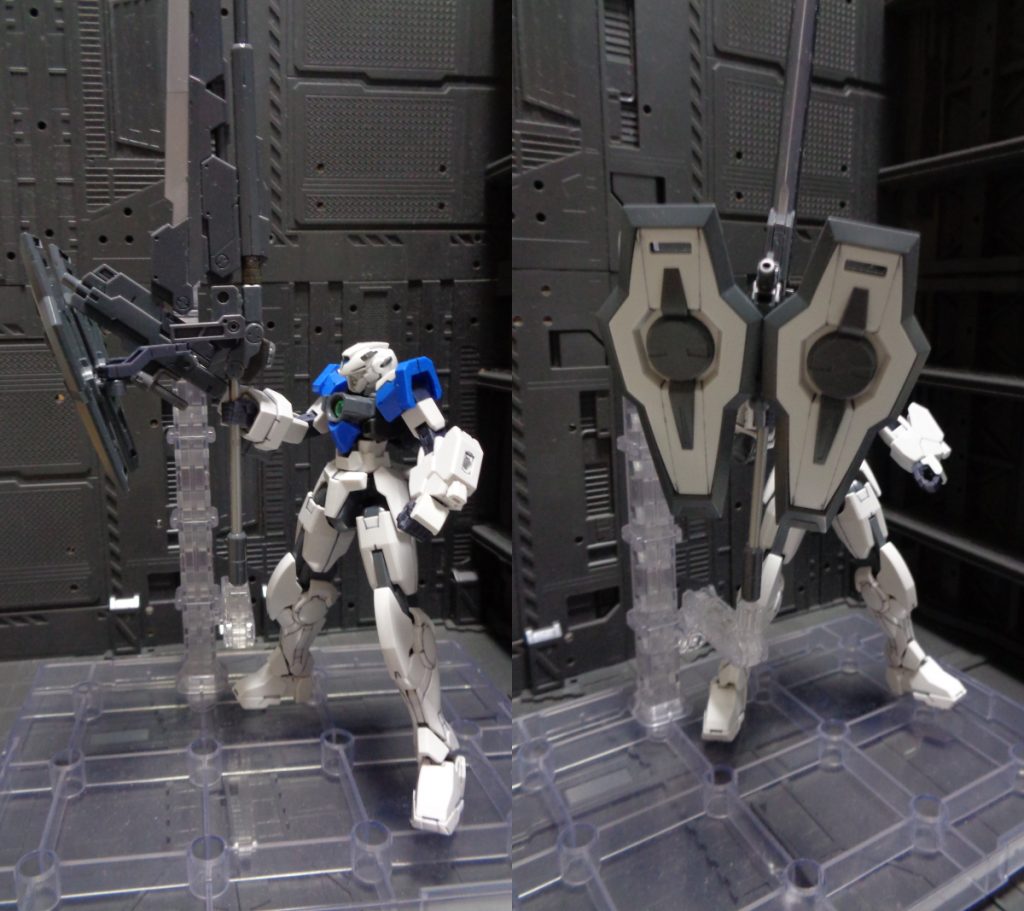 装甲展開２枚のガンダムシールドを前面に展開し、敵の攻撃を防御。