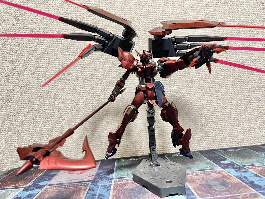 ジャイオーンのビックマアームユニットはサーベルつけるとでっかいんでいざ付けるとスケール増してかっこいいんですが、私、完成品のポージング付けるの大嫌い人間なので面倒くさがってこの写真です。ただ、ミキシング改造と塗装は楽しいですね。今回のメタルレッドの色もかなり気に入っております。赤といえば、先日クリスマスでしたね。高校の友人がクリスマスが誕生日ということで何かあげようと他の友人2人とプレゼントとして彼が欲しがっていたプレバン限定品ガンプラ3点を買ったのですが、ただ本命だけじゃつまらんと思い、イブの夜に男3人で18禁コーナーへ赴き、前菜のジョークで大人の玩具を1人づつ購入しついでにプレゼントしました。もちろん冗談なのでしっかり欲しがってたものもプレゼントしてます。向こうは玩具は冗談で引き取ってくれると思ったらしいのですが、あくまでプレゼントなのでそのまま一緒に押し付け...プレゼントした。多分今もこれからも喜んで毎晩ハッスルしてくれてる思います。 話脱線してしまい、すいません。ありがとうございました。