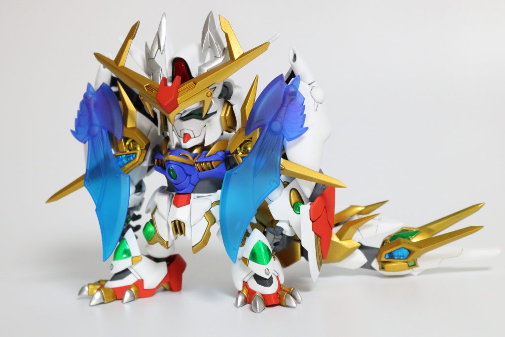 孫権の剣のクリアパーツにガイアカラーの蛍光色をグラデで塗装。その後つや消しで発光感を出してます。