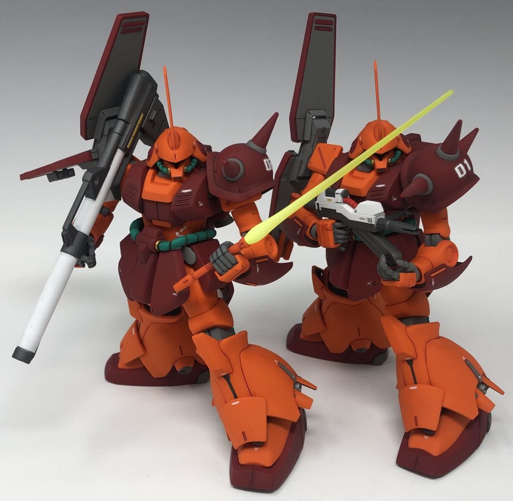 ビームサーベルは根本付近をホワイトで、全体を蛍光イエローで塗装しました。左手は若干開いた平手しかキットには付属していないので、システムウェポン付属のハンドパーツを、キットの手の甲のパーツがしっかり付けられるように少し改造してあります。