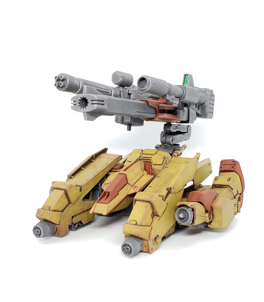 タンクモード。脚部は外部ブースターに見立てて側面に接続しています。武装類は一纏めにして腰のサーベルホルダーに接続しています。