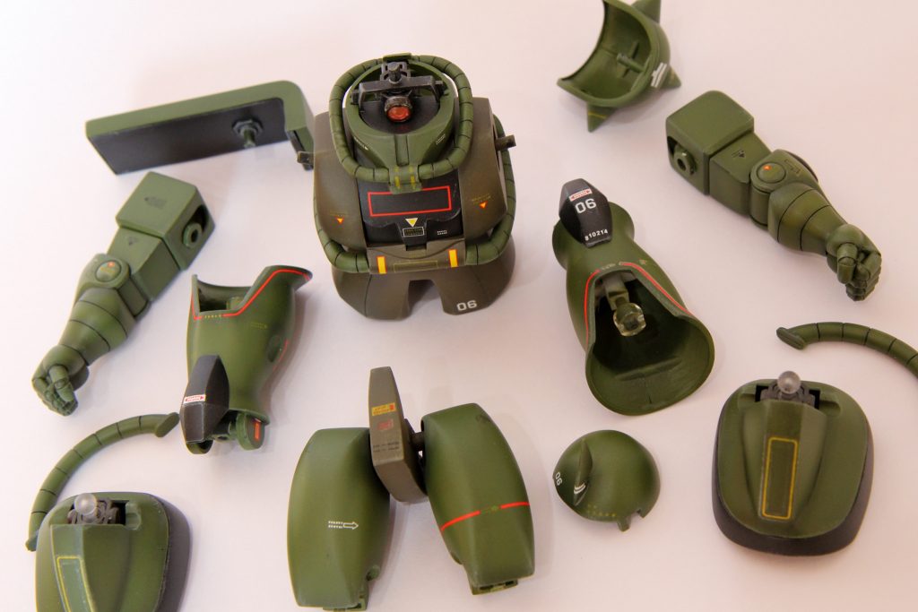 関節にボールジョイントとポリキャップを仕込みました。基部はエポキシパテとプラ棒で固定しました。見えないところなのでいい加減です。ふんどし部分を別パーツにしたのと、頭部固定を頭部とカメラを串刺しで固定したところは正解でした。たまたまでしたがカメラが左右に動きます。足首もボールジョイントを2重にしたので可動範囲が少ない割に設置性が良くなりました。