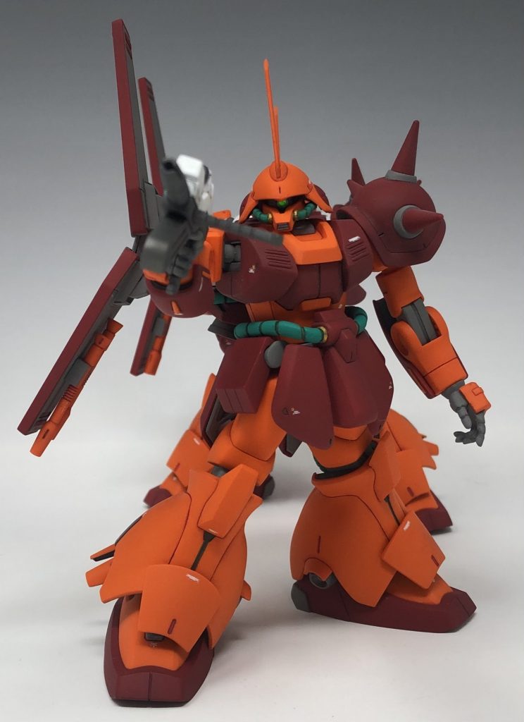 2機を1機に見せるシーンを再現してみました。太もものパーツのポリキャップ付近を削ってあるので、よりハの字に脚を開けるようになってます。