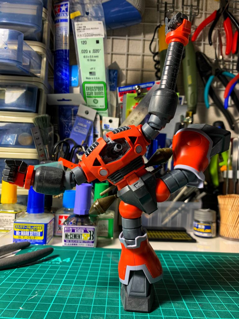 キットは前腕や膝に段落ち処理がされていますが、それだとあらゆる部位が合わせ目だらけになるため、組み立てや塗装に支障のない箇所は全て埋めています。逆に胴体(頭部?)に関しては今回、段落ち加工すらしていません