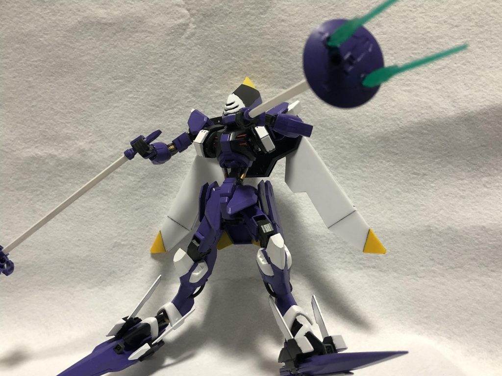 武器のビームストック逆手持ち長刀で芯は対艦刀と同じ素材の実刃という設定です