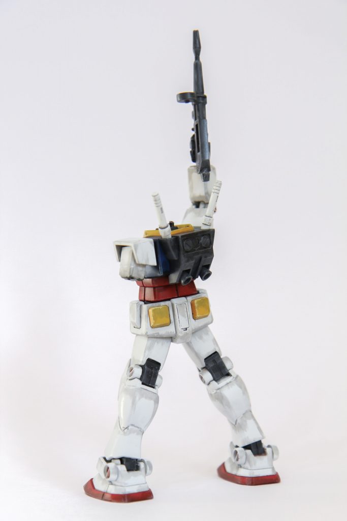 改修個所は、肩とアンクルガードを小型化、膝を薄く腰を箱型に一体化、太ももの装甲を付け根まで覆い、脛を曲げてます。握り手は少し大きいものと交換してます。塗装は筆で暗めのカラーで塗ってます。短時間で製作したので仕上がりは粗いですが、劇場版3部作を見返した熱が冷めないうちに完成したので満足です。