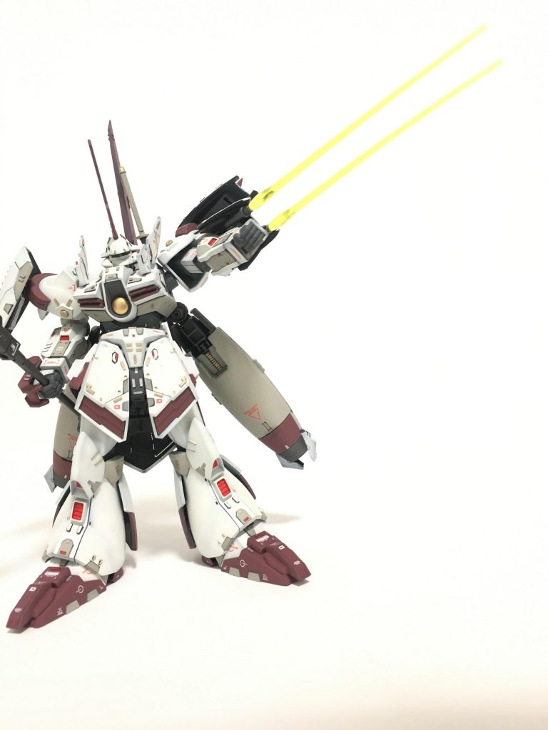 あと、左腕に装備したシールドの裏から2本、ビームが出ます。