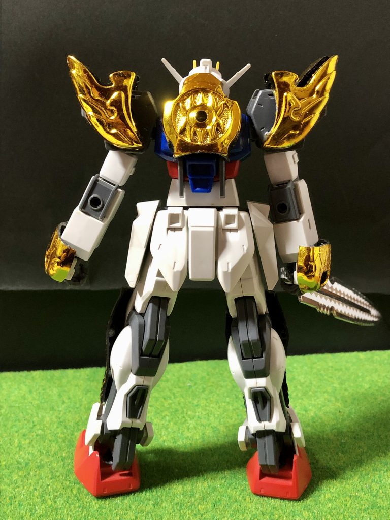 所々に金メッキの鎧を装着しています