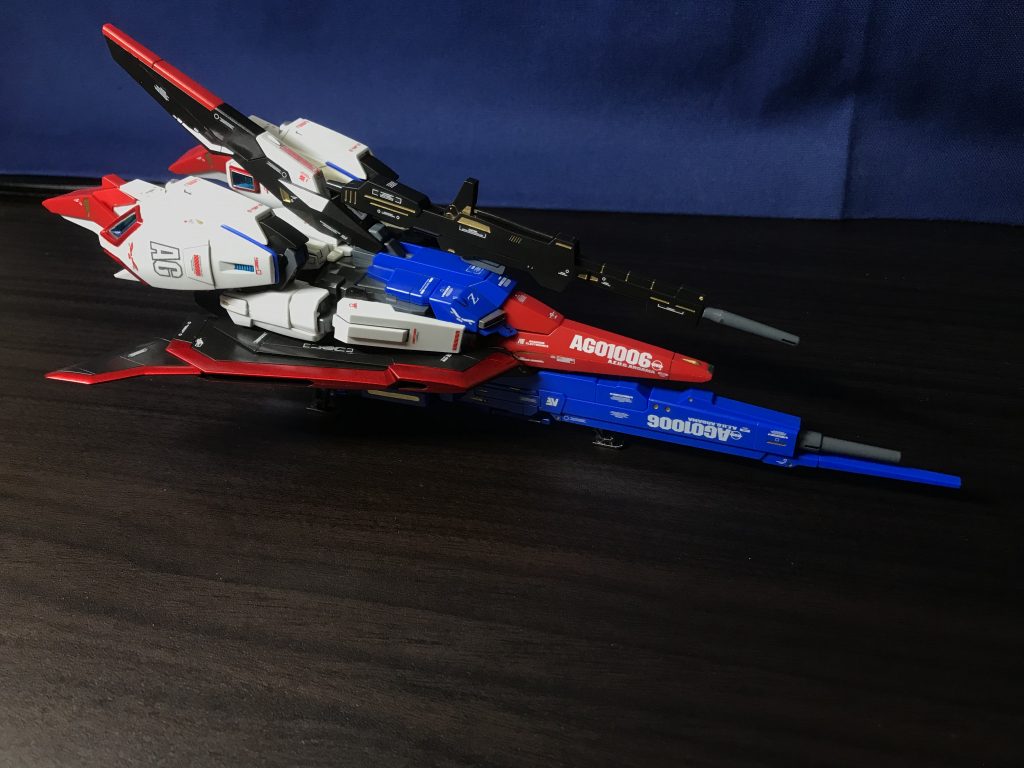 変形した時と、MS形態時で違和感がないようにデカールを貼っています。ランディングギアは、鉄っぽい色で塗装しました。うまくできていますか？