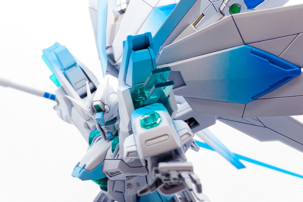 ここまでご覧いただきありがとうございます。面出しや各部のシャープ化などしっかりやったので時間はかかりましたが、その分メリハリの効いた仕上がりになってよかったです。今回はグラデ塗装を多様したのですが、ウイングの展開方式と先端のグラデ塗装はとても相性が良く、シルエットの変化を効果的に魅せることができました。以上、フリーダムガンダム ブランネージュでした。ブログにはここに載せきれなかった写真を投稿してますので是非ご覧ください。↓http://フリーダムガンダム ブランネージュ https://puramonooshiire.com/finished/6668/