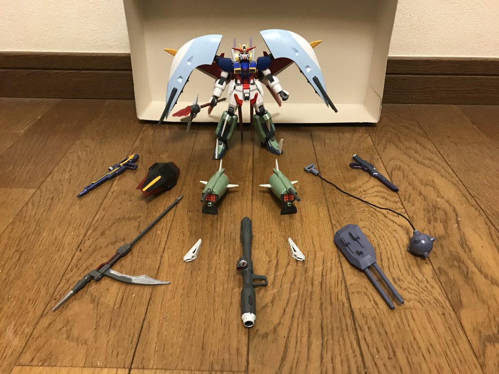 特殊能力・最大の特徴ヨモツシステム本機最大の特徴にして、最大の欠点となる特殊能力。上記の通り、火力、機動力、防御力、その全ての点において、デスティニーガンダムをも凌ぐ圧倒的な性能を実現しているが、それはパイロットの生命力を吸収する事で、強大なエネルギーに変換し、絶大な戦闘能力を引き出す機能によるものであり、それ故に体力の消費は凄まじく、強大な性能と引き換えに、戦い続ければパイロットの生命力を削り続け、いずれは死に至る危険性を孕む。DGサモンウエポンシステム本機の特殊能力であり、手持ち武装を内部に粒子化して収納し、必要に応じて武装を手元に召喚できるシステム。さらに、背面にこれらの幾つもの武器を召喚して展開・射出することができ、召喚した武器を浮遊・突撃・射撃させたり、ドラグーンシステムのようなオールレンジ攻撃を可能にしている。使用できる武器は、連合軍の後期GAT-Xシリーズ、ザフト軍のセカンドステージシリーズ及びデスティニーガンダムの手持ち武器で、以下の通りになっている。ミョルニルGAT-X370 レイダーガンダムが装備していたモーニングスターに類似したスパイク付金属球型の質量兵器。破壊力が高められており、PS装甲製のMSさえも一撃で粉砕できるほど。召喚できる数は1つまで。超高初速防盾砲GAT-X370 レイダーガンダムが装備していた大型シールドと2連装高初速機関砲を組み合わせた複合武装。ビームと実体弾の切り替えが可能。ナノラミネートアーマーにもダメージを与えられる威力を誇る。シールドとしても、もちろん優秀である。召喚できる数は1つまで。ニーズヘグGAT-X252 フォビドゥンガンダムが装備していた打突用スピア付き巨大鎌。PS装甲やナノラミネートアーマー製のMSでさえ紙のように斬り裂く斬撃力を発揮できる。召喚できる数は1本まで。トーデスブロックGAT-X131 カラミティガンダムが装備していた携行式の大型バズーカ砲。ナノラミネートアーマーやPS装甲粉砕できる威力を誇る。召喚できる数は1丁まで。ビームランスZGMF-X31S アビスガンダムが装備していたビーム刃と実体刃を複合装備させた槍状装備。召喚できる数は1つまで。本機の主武装であり、敵機との間合いを取る目的のみならず、槍として扱う接近戦などにも使用できるように調整されている。ビーム刃は極めて高い出力を誇り、ナノラミネートアーマー製のMSさえも一撃で粉砕するほど。実体刃についても、アルティメット細胞から得られる強大な力によって、表面は見えないビームサーベルを纏った状態になっているので、この実体刃だけでもナノラミネートアーマーやPS装甲を斬り刻むほどの斬撃力を誇る。柄部分の強度も極めて高く、高出力ビーム兵器すらも軽々と弾き返す。機動兵装ポッドZGMF-X24S カオスガンダムに搭載されていたビーム砲・誘導型ミサイル・高推力スラスターを備えた大型タイプのオールレンジ攻撃兵器。召喚できる数は2つまで。ビーム砲は威力も高く、ナノラミネートアーマーを搭載したMSをも一撃で破壊できるほど。ポッド単体でも推進力と機動力も高く、大気圏内でも使用可能。加えてポッド自体も耐久性が高い為、撃墜されにくい。ビームライフル(宇宙戦特化型)ZGMF-X24S カオスガンダムが装備していたビームライフル。連射性能に特化している。召喚できる数は1つまで。ビームライフル(地上戦特化型)ZGMF-X88S ガイアガンダムが装備していたビームライフル。破壊力に特化している。召喚できる数は1つまで。機動防盾ZGMF-X88S ガイアガンダムが装備していた専用シールド。陽電子砲すらも完全に防ぎ切る防御力を誇る。召喚できる数は1つまで。フラッシュエッジ2ZGMF-X42S デスティニーガンダムが装備していた手持ち式ビームサーベルとしても使用可能なビームブーメラン。ナノラミネートアーマーやPS装甲を搭載したMSを一撃で撃破できる威力を持つ。召喚できる数は2つまで。