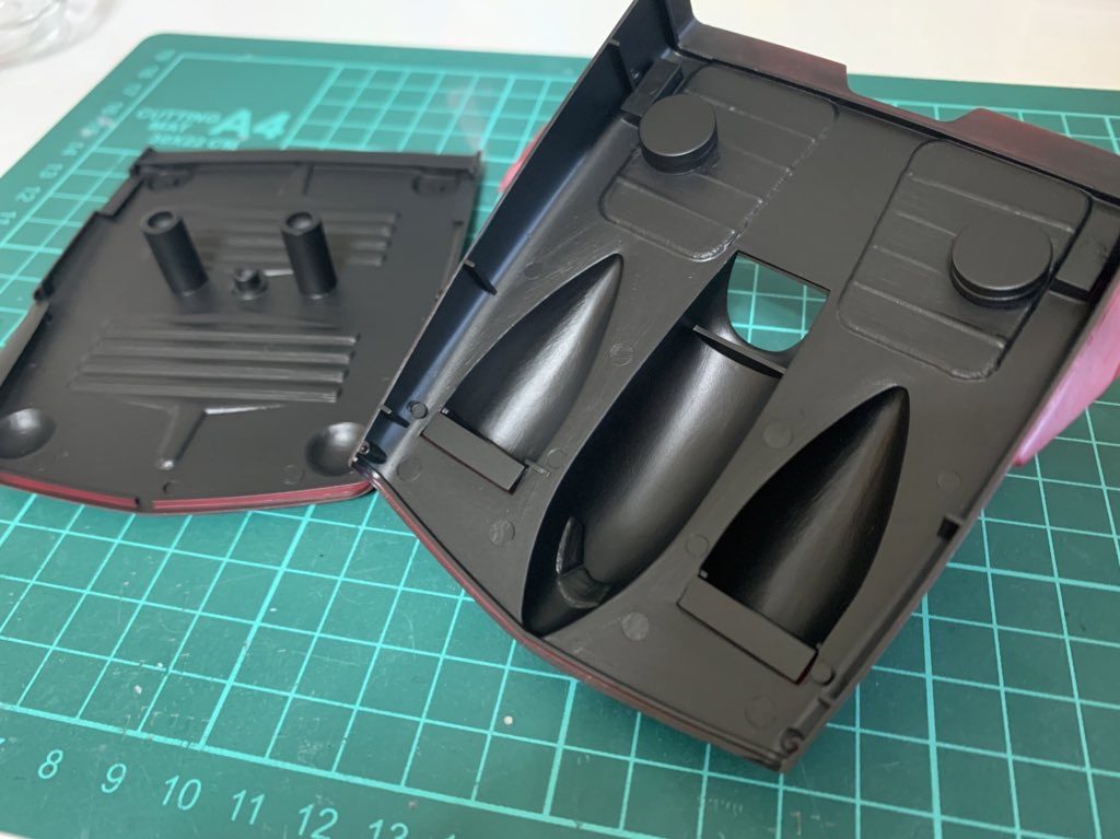 がらんどうの内部にはたわみ防止の支柱と、グフを固定するためのネオジム磁石を仕込みます