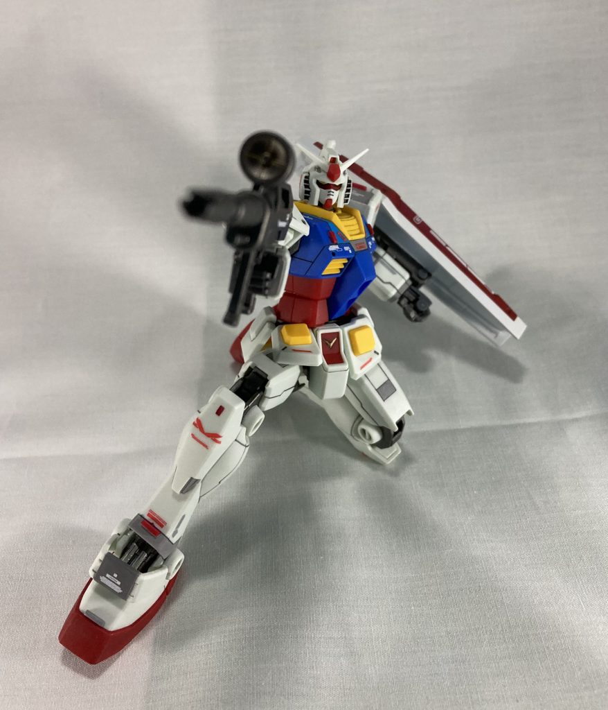 ビームライフル、なんとなくこういうポーズ取らせがち。センサーの黄色が個人的におもちゃっぽく見えて気になったからボンヤリと塗り潰した