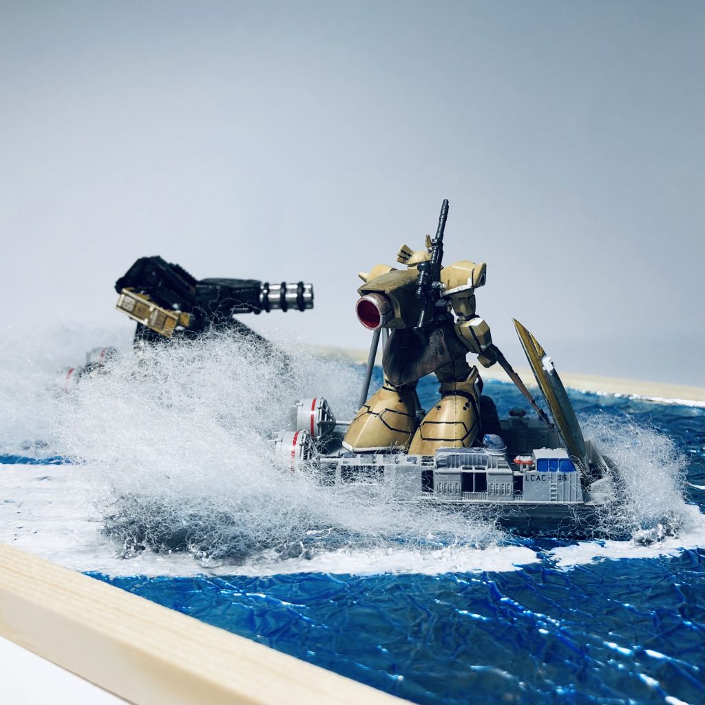 水煙に隠れてよく見えませんが、乗ってるLCACはこんな感じです。(※中国製の1/350モデルです。グレーサフの後、ガンダムマーカーで塗装しました。)