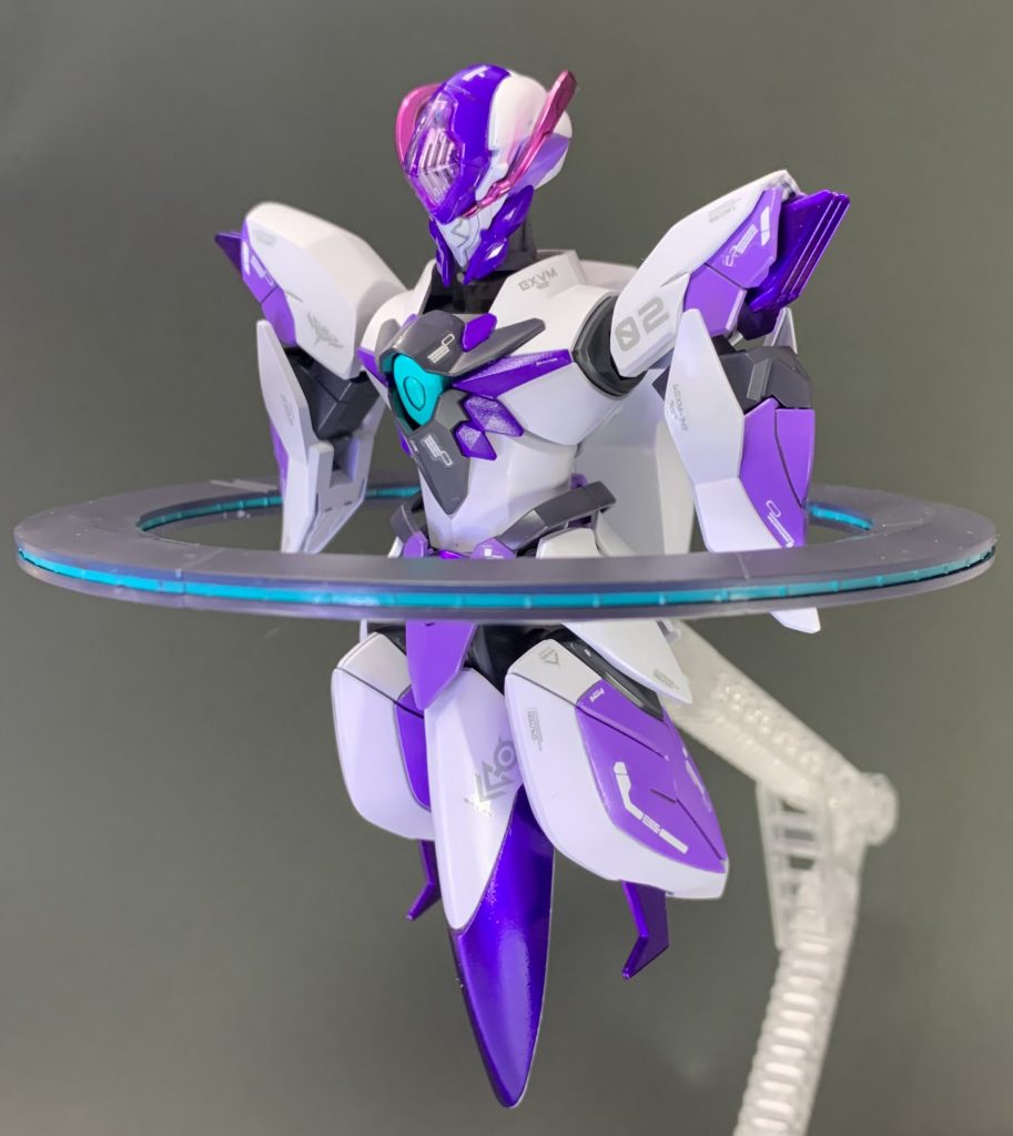 塗装もP2に寄せてニュートラルグレー以外の全色にクリアーパープルを混ぜて塗りました。しかし自分の作るガンプラは白と紫が多い気がしますw蛍光塗料は扱いが難しいイメージでしたがやっぱり大変でした。簡単に剥がれたりちゃんとマスキングしないと違う所も光ったりといい勉強になりました。