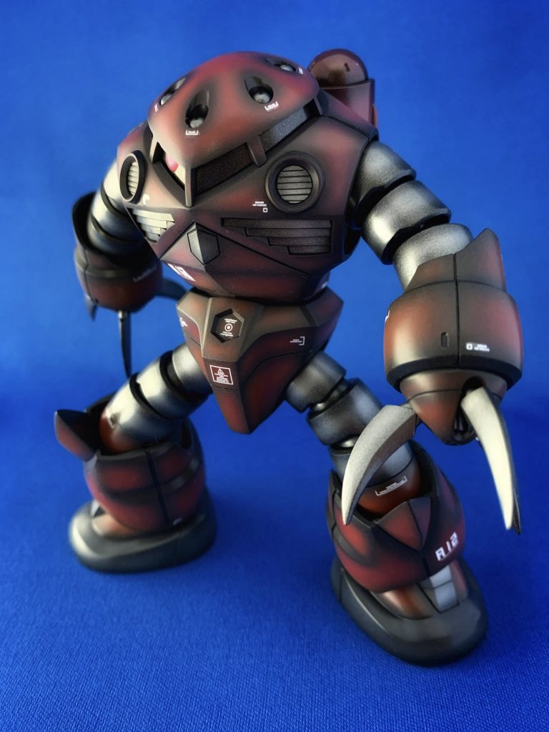 よく見ると胴体だけはうっすらピンクのシャア専用カラー…なんですが、暗くしすぎて赤黒いだけになってしまっています