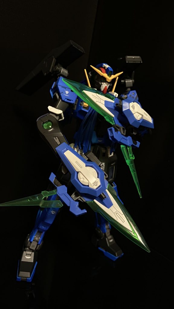 GNブレイドダガー　多くの試作装備や不採用となった武装を装備するガンダムゼルクだが、唯一、この装備だけが本機の為に用意された。特徴的な透明な緑色のブレードを持つ、数年後に、ダブルオーを始め、多くのガンダムが装備することになるものだが、これはそのブレードの試作の試作、プロトタイプのプロトタイプといった物であると思われる。GNビームガンとして銃口も備えており、近、中距離の射撃にも対応している。