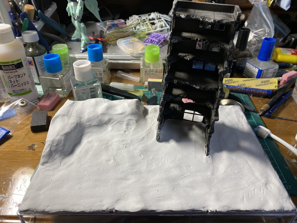 紙粘土工作。廃ビルはトミーテック製のものをリペイントしています。
