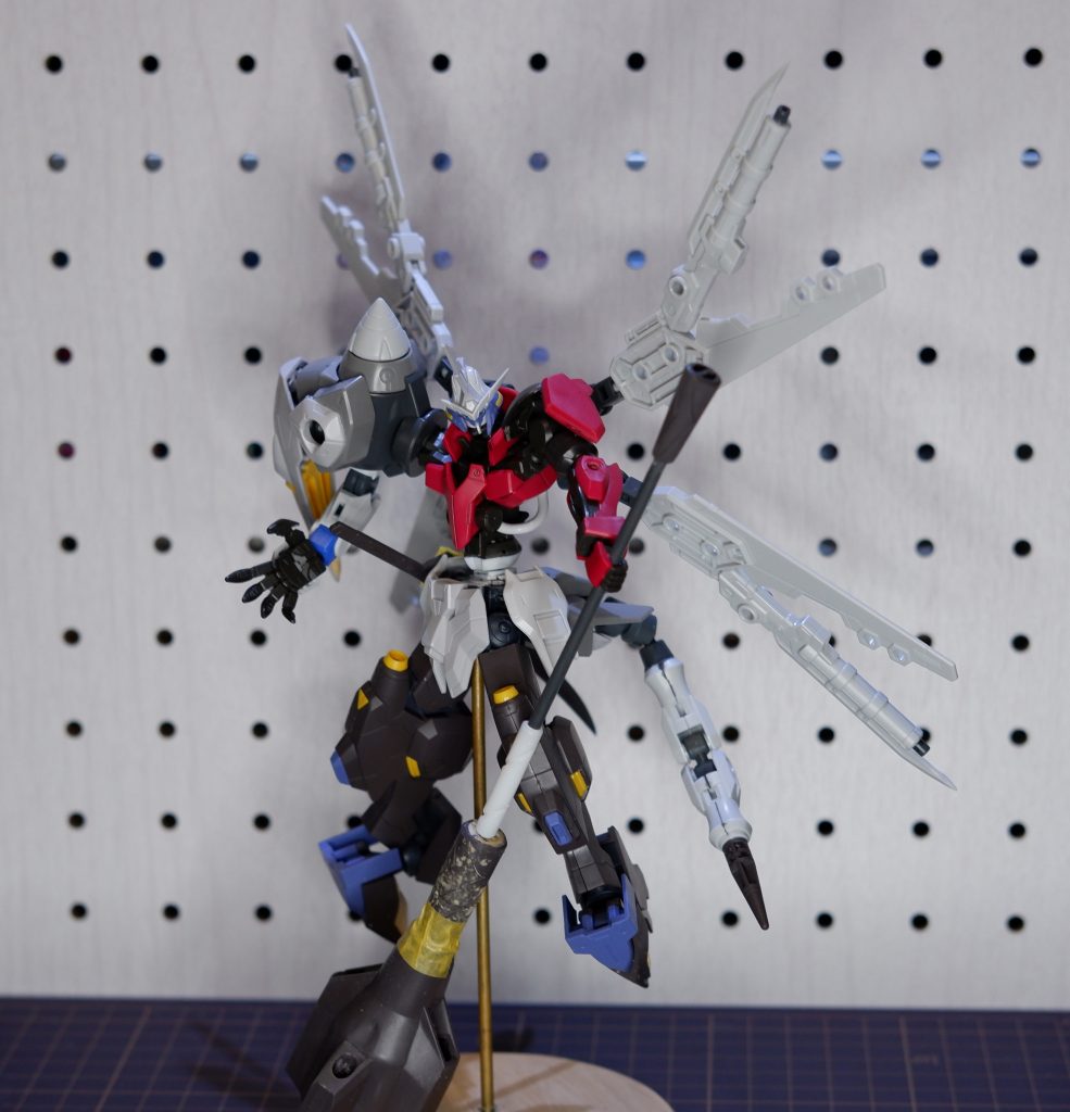 最後に塗装前状態最初からパズズというモチーフから作ろうとしていたわけではないのですが、機体の名前を考えているうちにパズズが名前の候補を上げてそれに合わせるように翼や尻尾を生やしました鉄血のソレスタルビーイングという企画に参加しなかったら生まれなかった機体だと思います。この師走という忙しい期間で製作期間は約10日ぐらいでしょうか。細かいところは詰めず、グラデーションをかけるなど塗装にチカラを入れました。デカールはライオンの頭の2枚だけという少なさ。短期で仕上げて試すなど面白く参加できたとおもいます。ご覧いただきありがとうございました