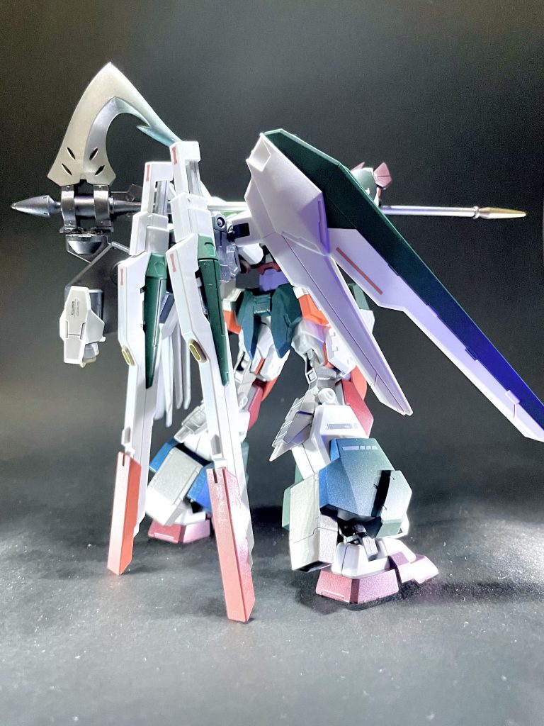 後ろ姿はこんな感じ。手持ち武器の斧にはバーニアを追加し、高威力の叩きつけ攻撃ができる感じにしました。