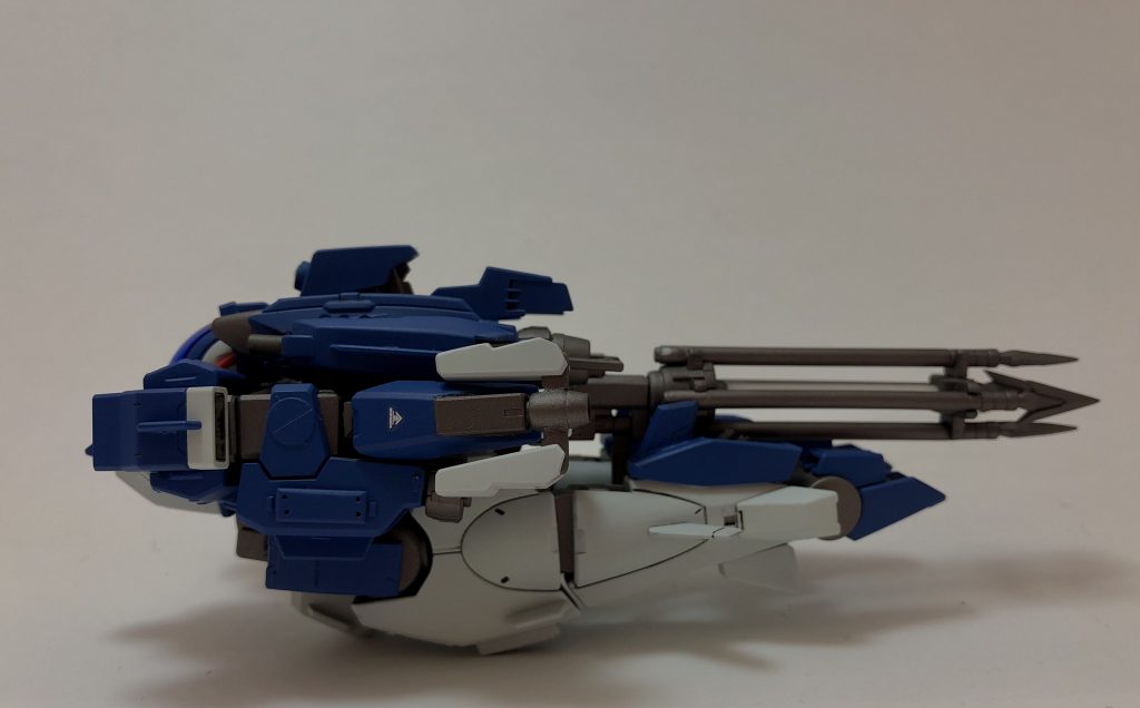 クランシェの変形といえば、機首にマウントしたドッズライフルが特徴的ですが、あえて今回は機首に武器をつけず、機体そのもののラインで水中型っぽく見せることにしました。結果的に丸っとした、なんとなく愛嬌のあるラインに仕上がってくれました。(元ネタとしては、小さい頃に見ていたウルトラマンダイナに出てくるガッツマリンの様なフォルムを目指しました)因みに、変形時はハープーンガンをバックパックにマウントできます。後方の敵に不意打ちできていいかも?!